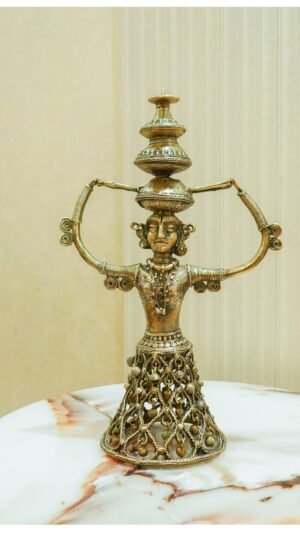 Stammesfrauen mit vielen Glocken Statue