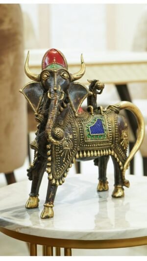 Shiv Nandi in mehrfarbiger Statue