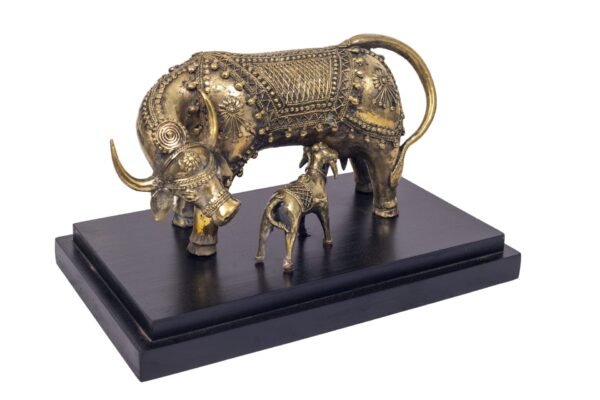 Kuh- und Kalb-Set mit Basis Dhokra Art