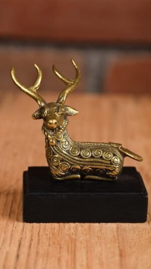 Kleiner Hirsch mit Sockelstatue