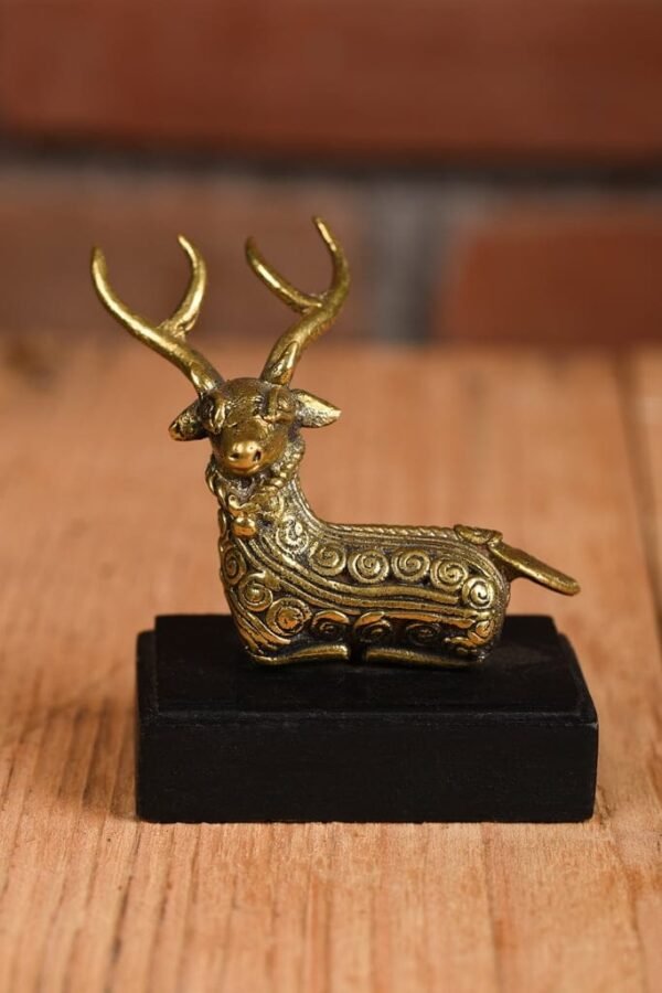 Kleiner Hirsch mit Sockelstatue