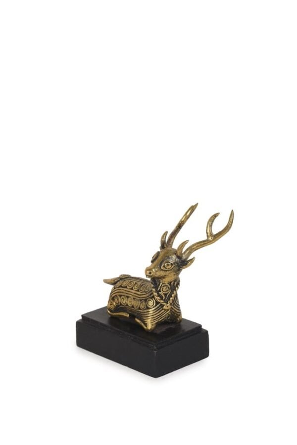 Kleiner Hirsch mit Sockelstatue