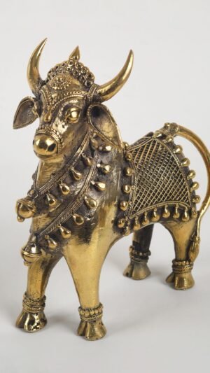 Stehende Nandi-Statue aus Messing