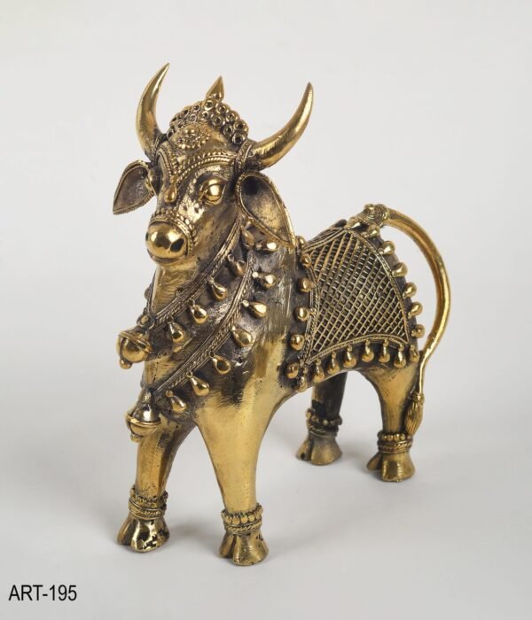 Stehende Nandi-Statue aus Messing