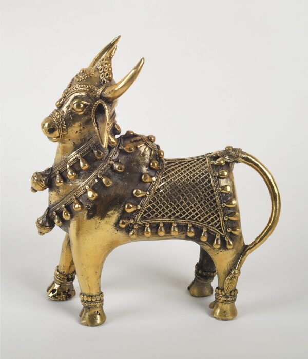 Stehende Nandi-Statue aus Messing