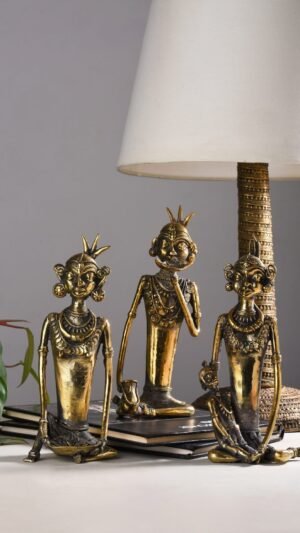 Satz Stammes-Madia Madin-Statue