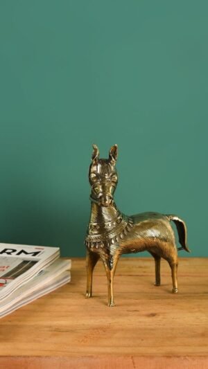 Stehende Pferdestatue