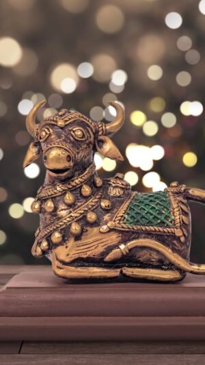 Nandi mit Sockelstatue