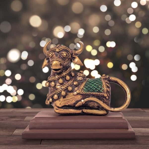 Nandi mit Sockelstatue