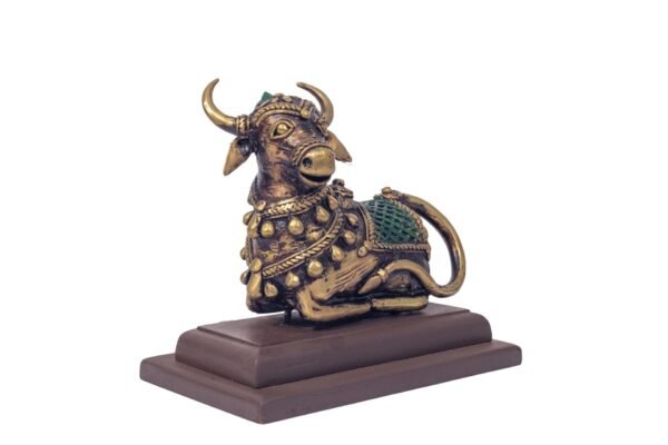 Nandi mit Sockelstatue