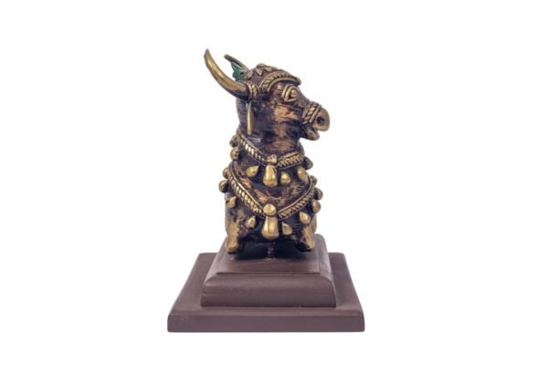 Nandi mit Sockelstatue