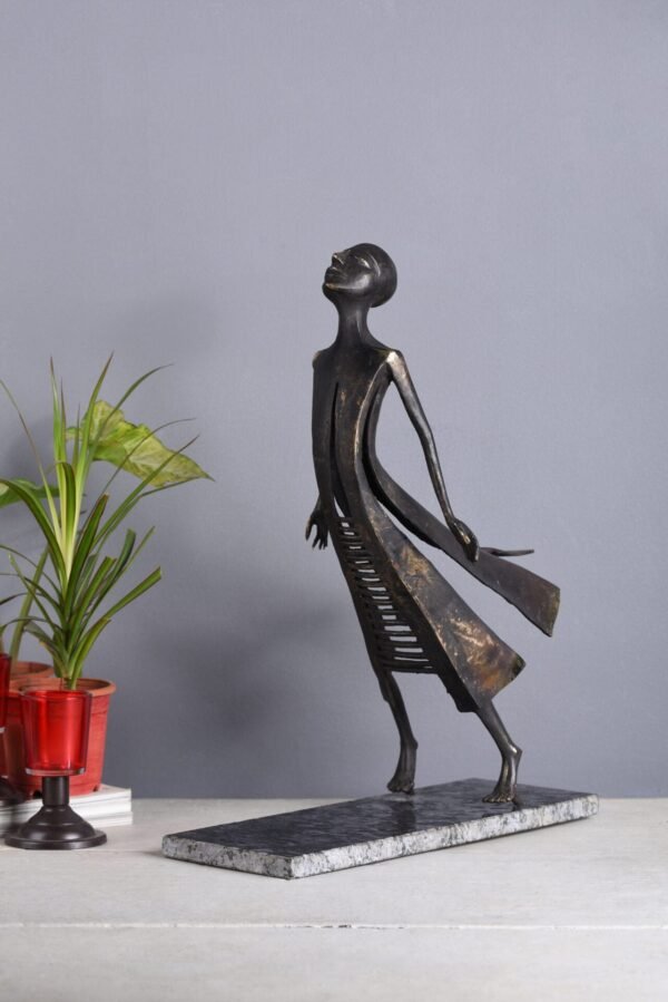 Stammesstatue einer Dame in moderner Form