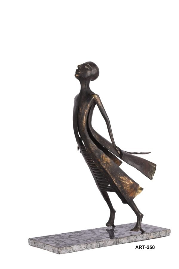 Stammesstatue einer Dame in moderner Form