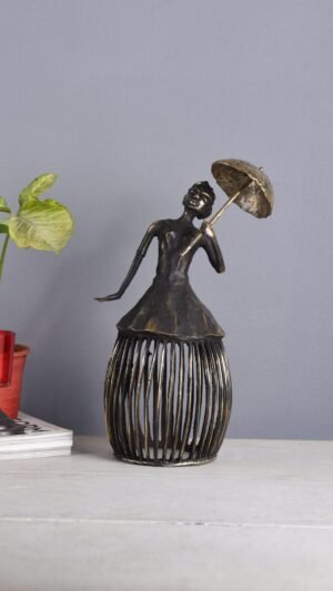 Stammesstatue einer Dame in moderner Form mit Regenschirm