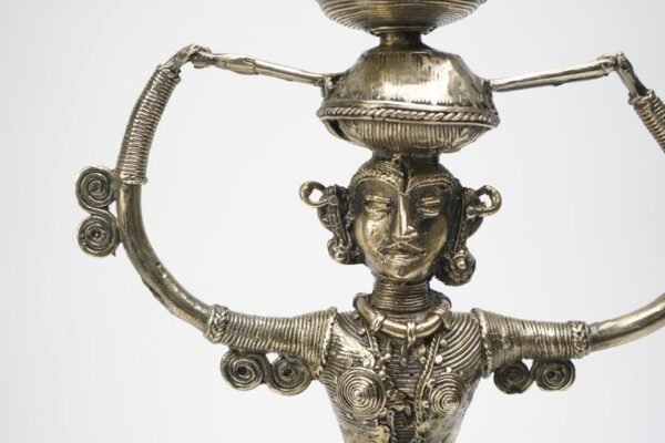Stammesfrauen mit vielen Glocken Statue
