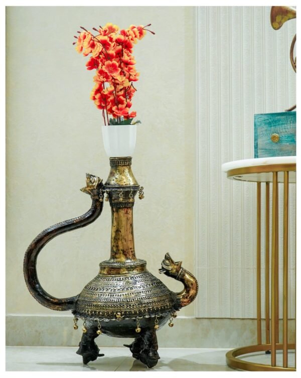 Blumenvase im Schlangenmotiv