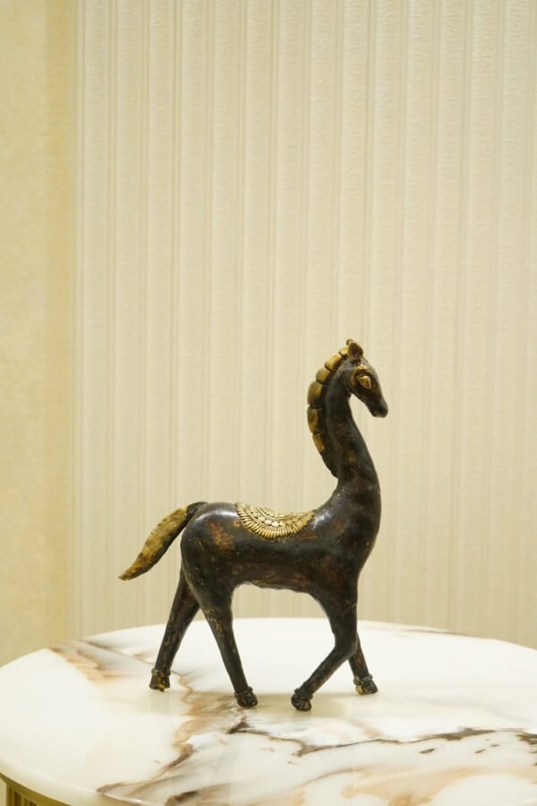 Antikes Pferd in schwarzer Farbe