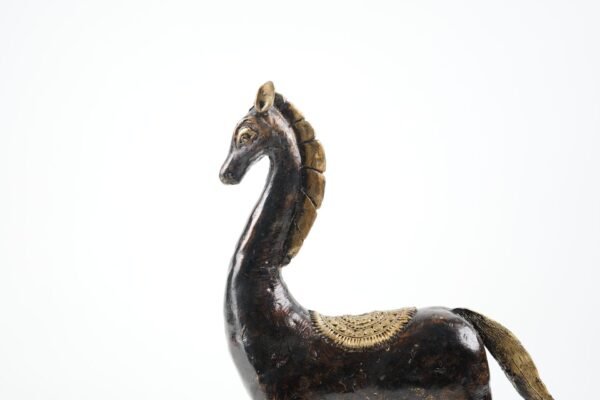 Antikes Pferd in schwarzer Farbe