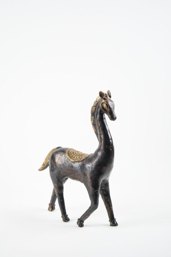 Antikes Pferd in schwarzer Farbe