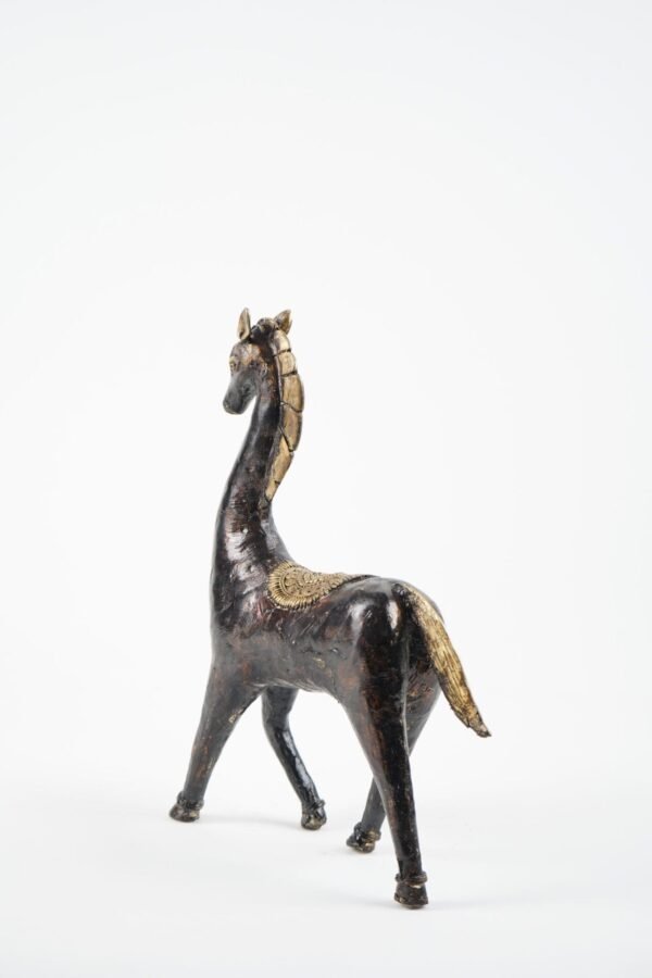 Antikes Pferd in schwarzer Farbe