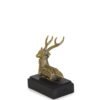 Kleiner Hirsch mit Sockelstatue
