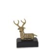 Kleiner Hirsch mit Sockelstatue
