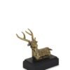 Kleiner Hirsch mit Sockelstatue