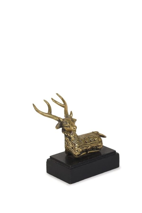 Kleiner Hirsch mit Sockelstatue