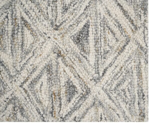 Handgetuftete, handgetuftete Teppiche in Rollenware von Aakriti in Grau