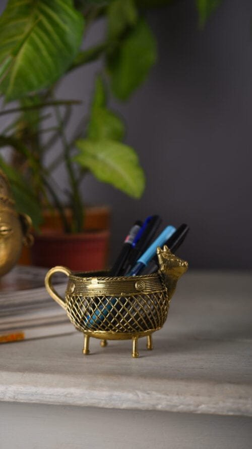 Penstand in Shape of Nandi